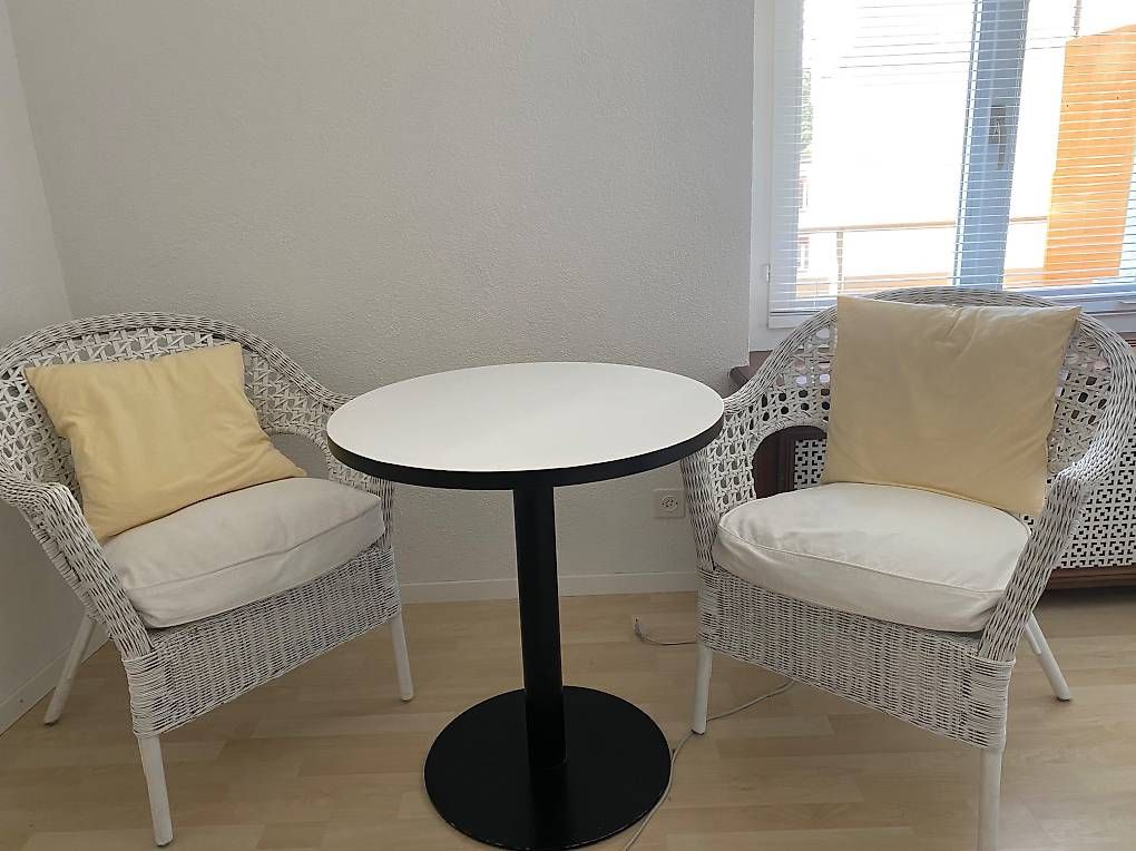 Set di tavolo e panche: schöne Rattansitzecke ( indoor) – Usato da Zürich venduto da ell_hdc9