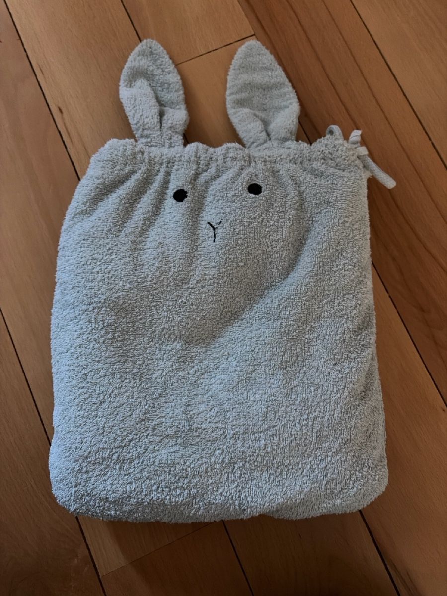 Liewood Teli da bagno: Badetuch Liewood Rucksack Hase – Usato da Wallisellen venduto da k-milch