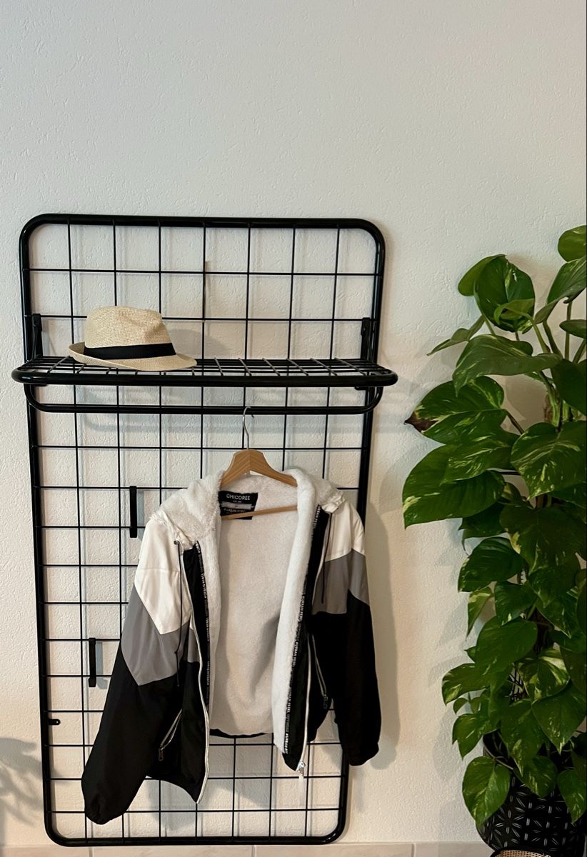 String Guardaroba: Vintage String Metall Garderobe mit Hutablage  – Usato da Hunzenschwil venduto da Madachica 2