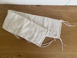 Wattierte Bettumrandung aus Musselin (ecru/creme)