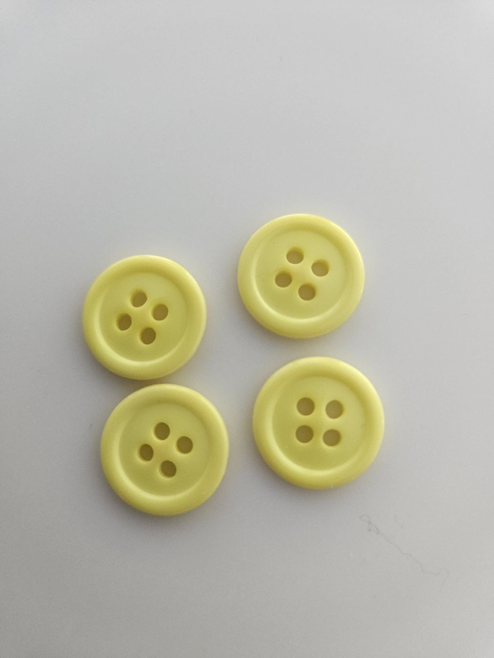 Boutons: 4 Knöpfe gelb – D'occasion à Nürensdorf par cul_b7h6