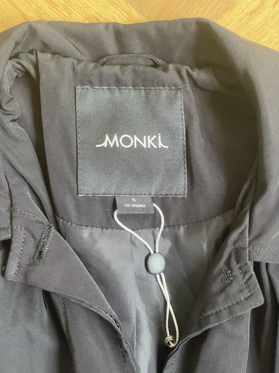 Monki Cappotti: Monki Mantel schwarz, lang, leichtes Material – Usato da Fribourg venduto da Mymikrakra01 3
