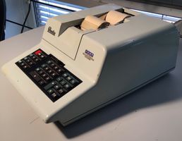 Rechenmaschine Precisio mit Drucker und Papierrolle