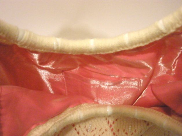 Taschen für Damen: Neu! Handtasche gestrickt, Farbe Elfenbein, mit Perlen – Neu und originalverpackt aus Ostermundigen von BagsAndMore 1