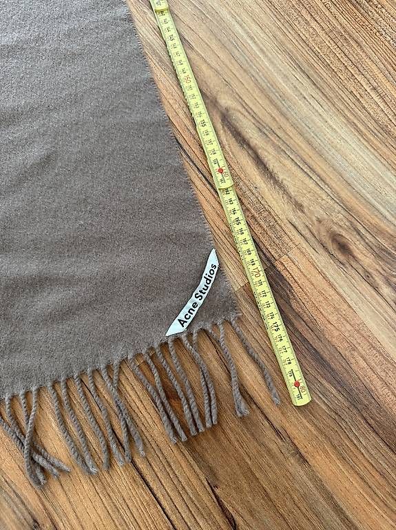 Acne Studios Foulard & Sciarpe: Acne Studios Schal  Beige – Usato da Zürich venduto da My_little_boutique