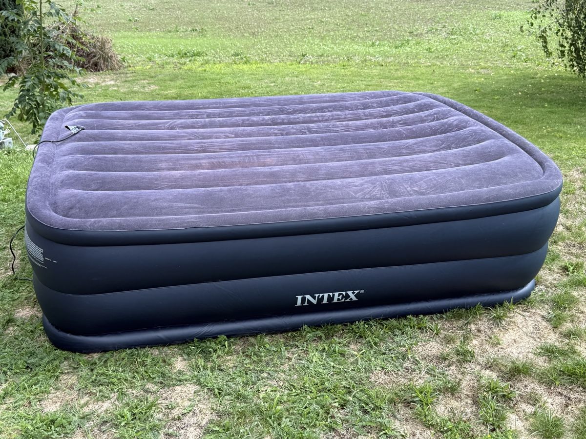 Betten: Luftbett INTEX Doppelbett mit integrierter Pumpe – Gebraucht aus Baldegg von Jacky-Maus 1