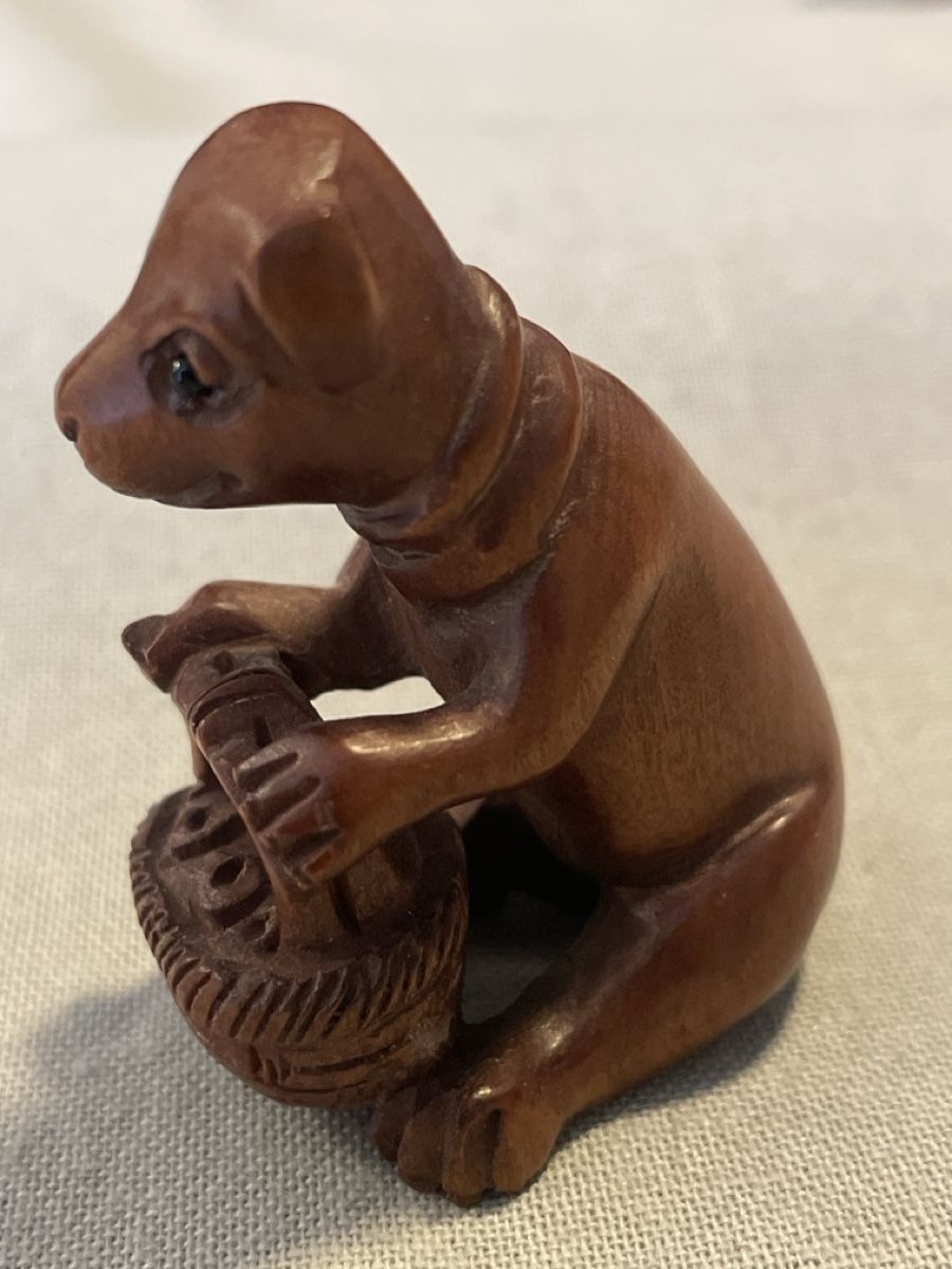Statuette: Netsuke Holz, sitzendes Tier mit Korb, signiert – Usato da Embrach venduto da Gauvain1 1