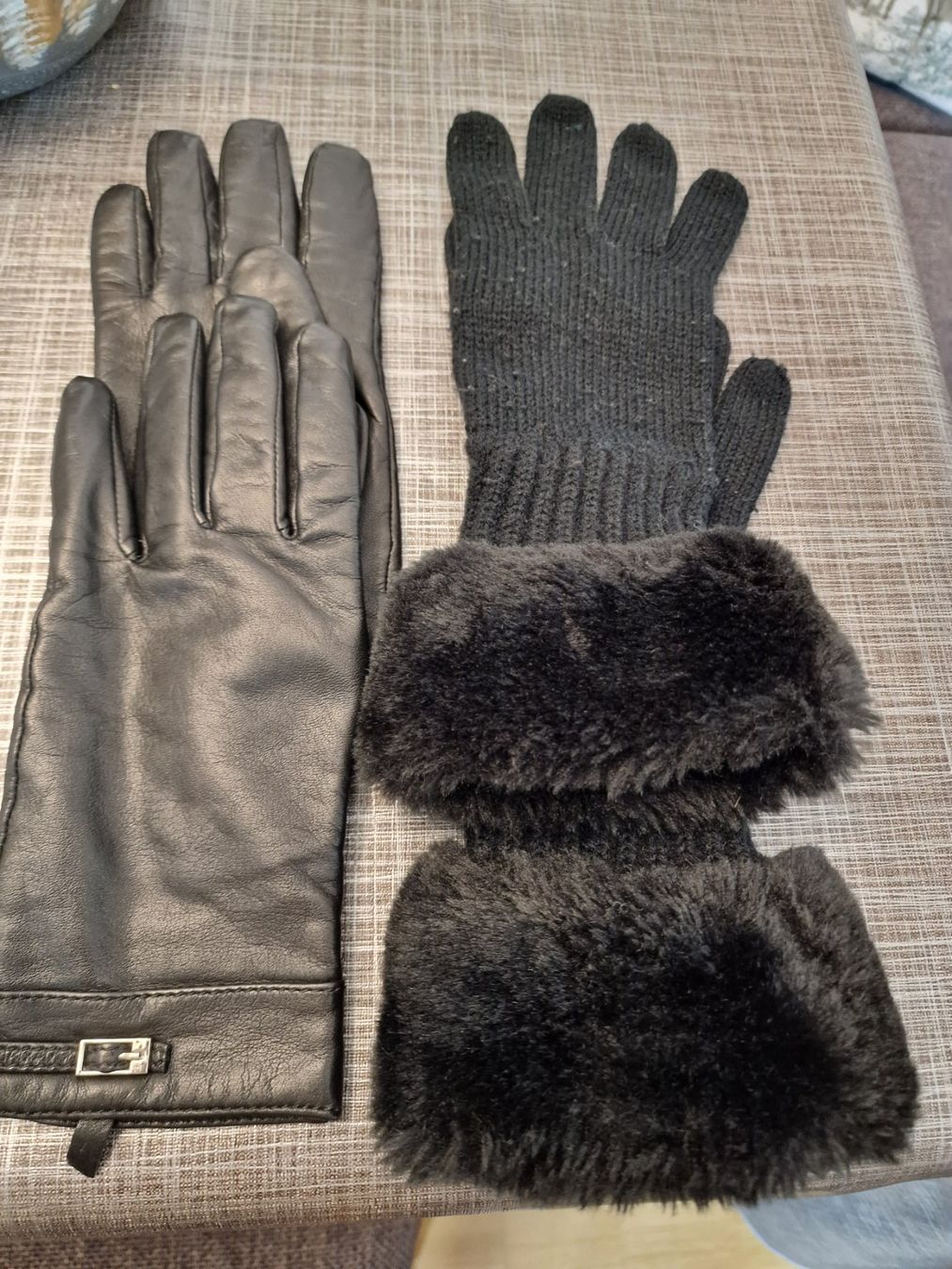 Guanti & manicotti: Damen Kunstleder Handschuhe gr.M  mit gratis Strick Handschu – Usato da Uster venduto da Rosmarie1958