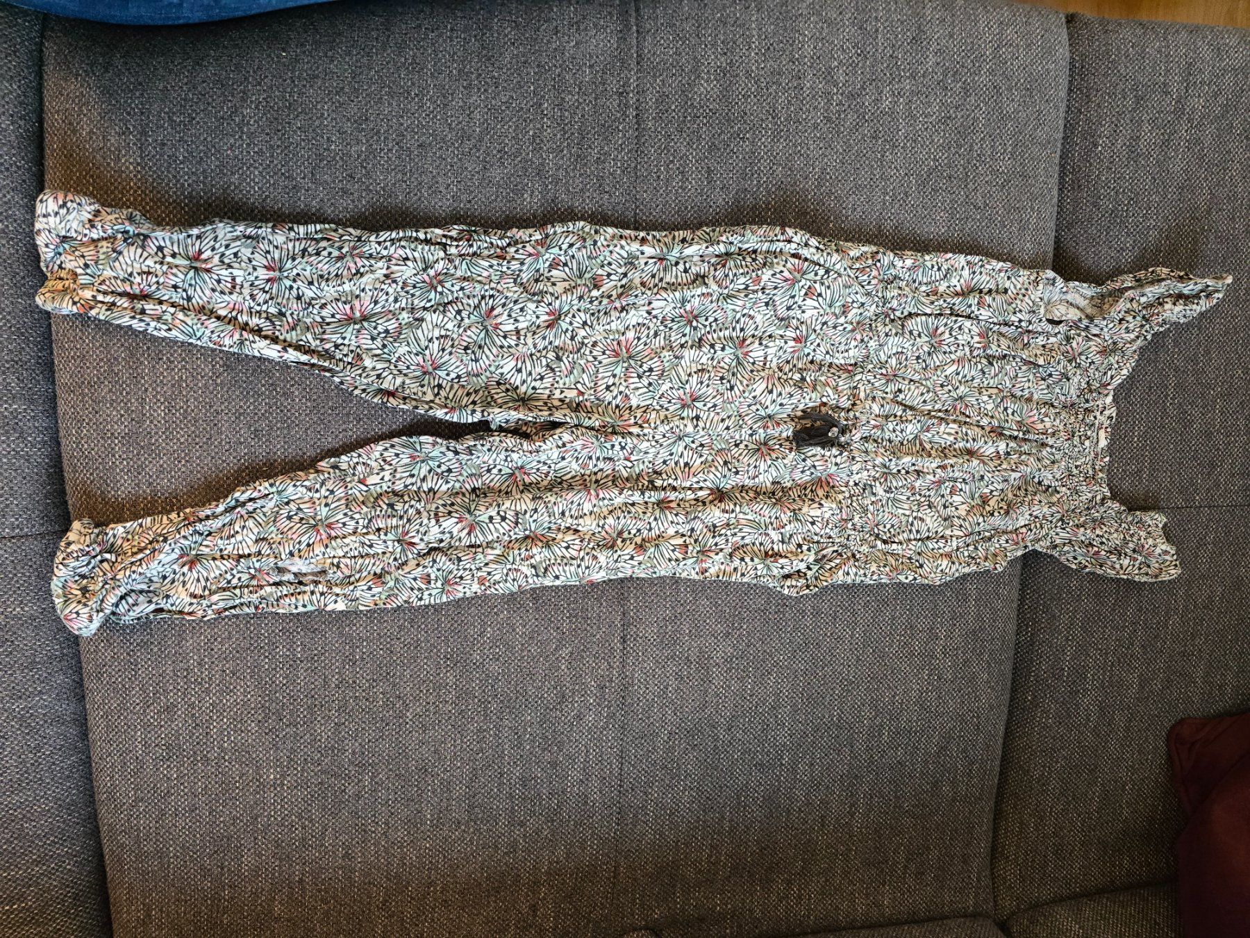 Tute: Jumpsuit ca. Gr. 116 mit Loch – Usato da Büttikon AG venduto da Amineah