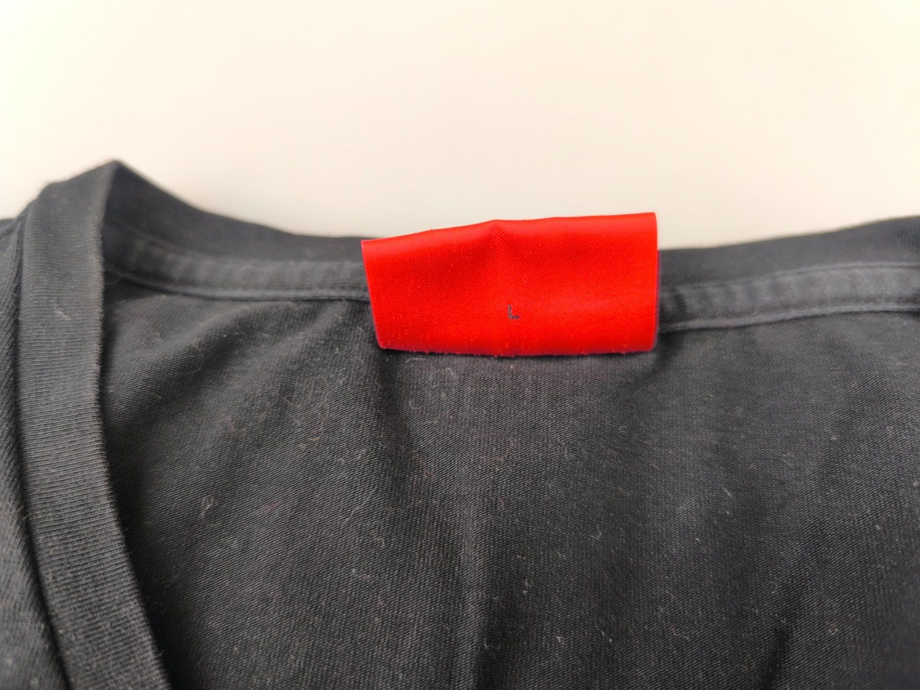 T-shirts: HUGO Basic T-Shirt mit V-Ausschnitt – D'occasion à Rüti ZH par Restwert_Rueti_ZH 5