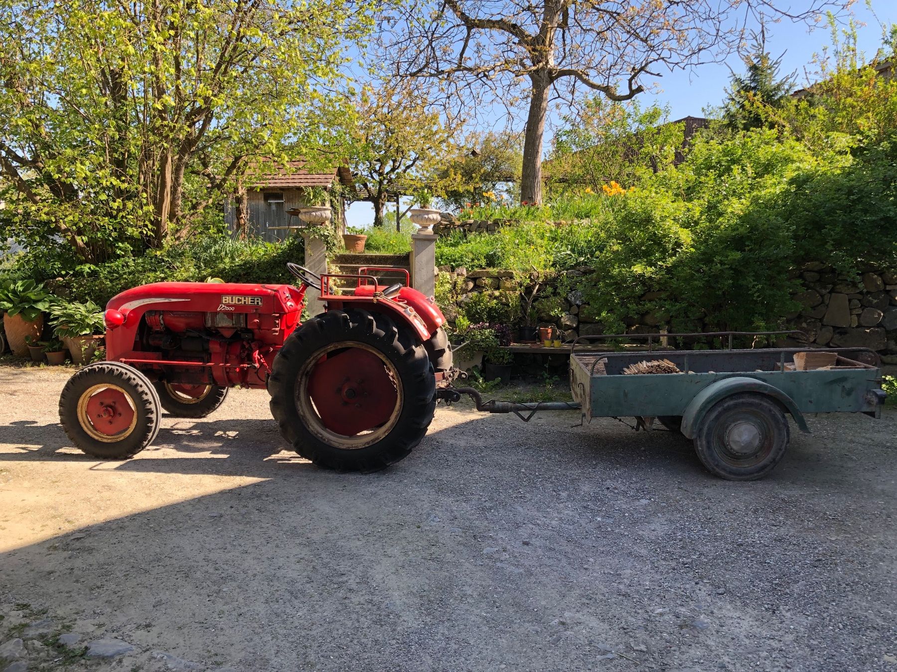 Bucher Trattori: Traktor Bucher 2000 mit Anhänger – Usato da Oerlingen venduto da Hostert
