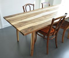Nussbaumtisch aus Massivholz