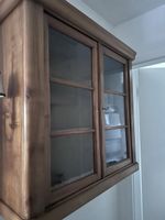 Wandvitrine Holz mit Glastüren 