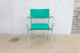 Breeze Stuhl mit Armlehne von Segis mit grünem Stoffbezug