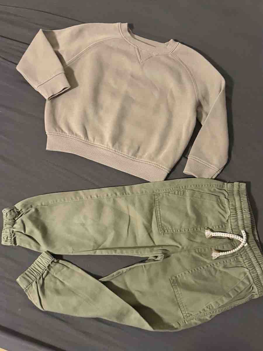 Lotti & Set di vestiti: Ensemble pantalon et pull pour garçon taille 98 – Usato da La Chaux-de-Fonds venduto da Sabinchenn 2