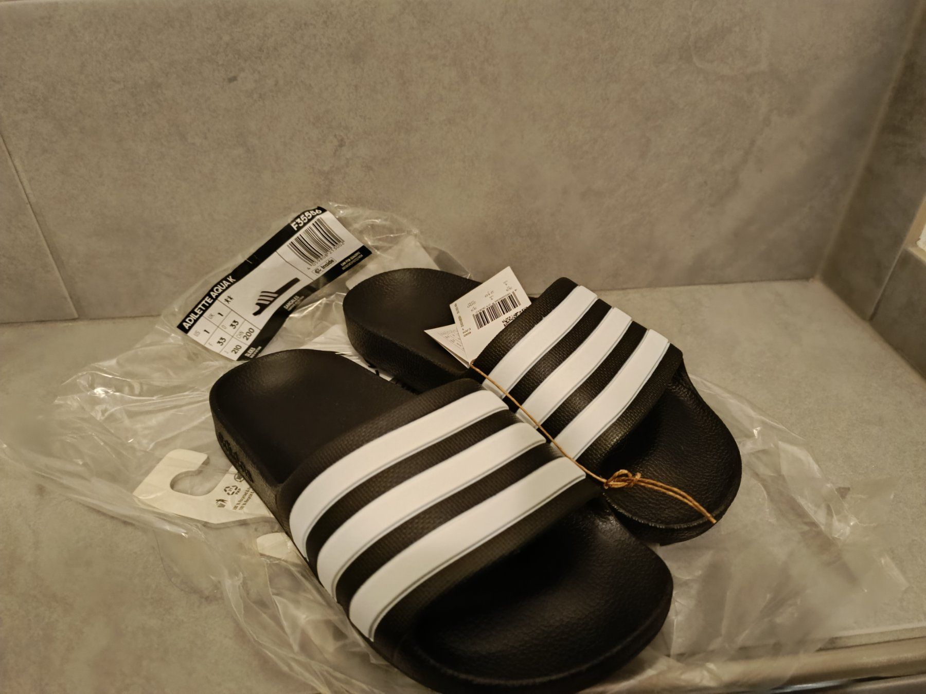 Scarpe per ragazzi: Neue Adiletten 32 (33) – Nuovo e nell'imballaggio originale da Wohlen AG venduto da Fabe3