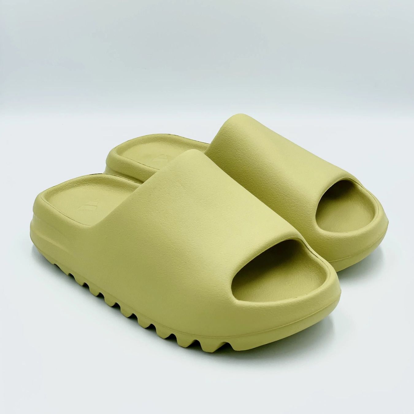 Adidas Scarpe da uomo: Adidas Yeezy Slide Resin EU 38 – Nuovo e nell'imballaggio originale da Erlinsbach venduto da sasneakers
