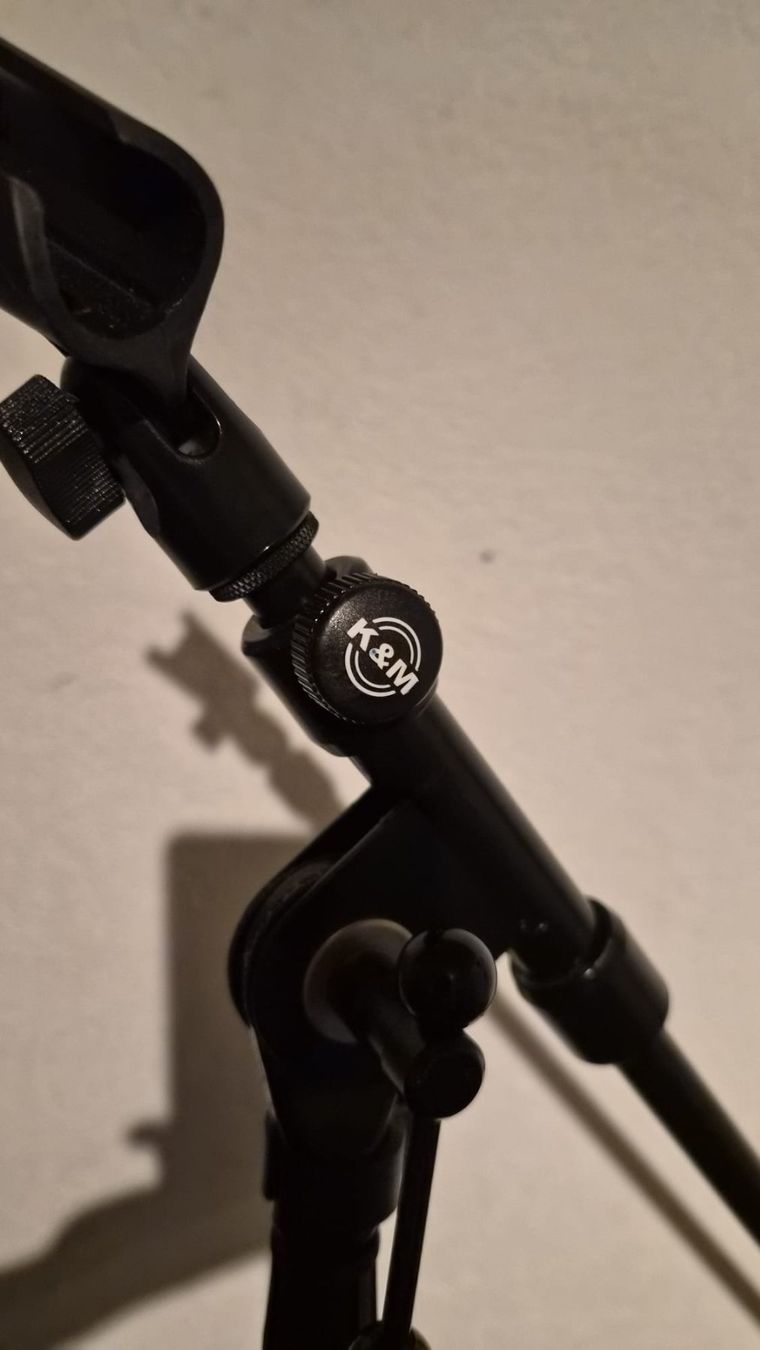 König & Meyer Supporti per strumenti musicali & leggii: mic stand – Usato da Genève venduto da CRDNX 1