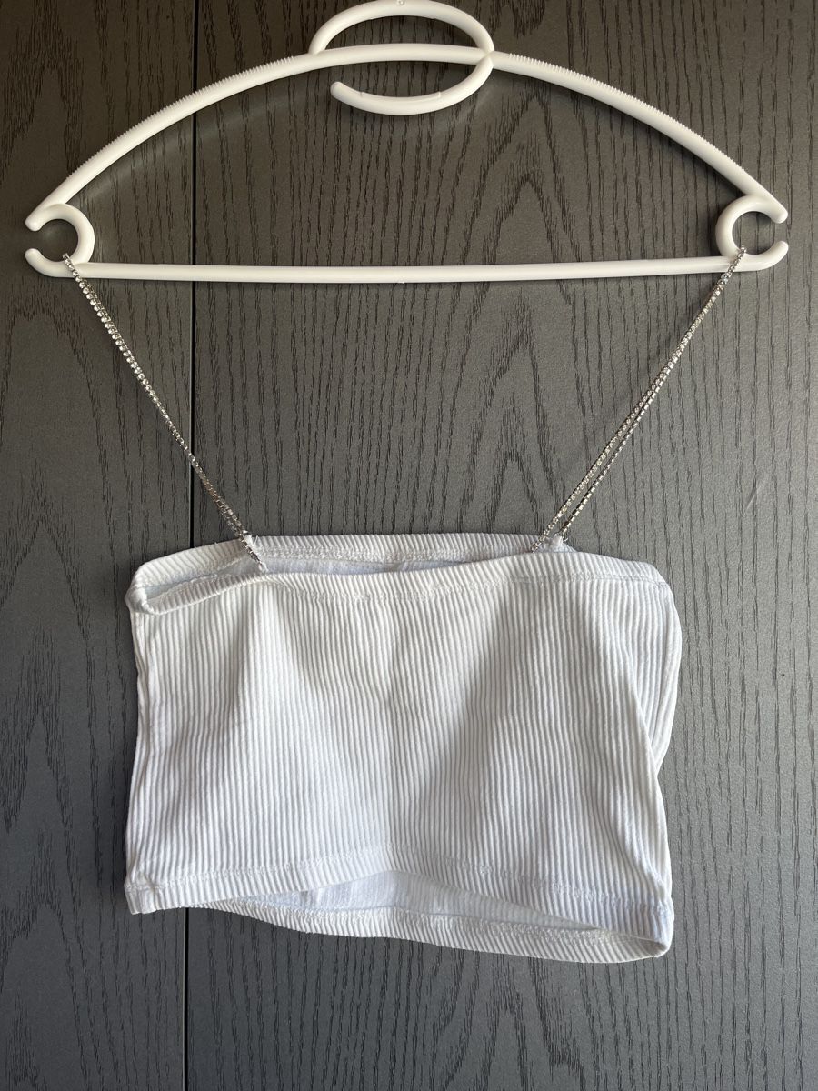 Bershka Tops: Top blanc avec bretelles en diamant – Gebraucht aus Le Locle von Ophelhugy 1