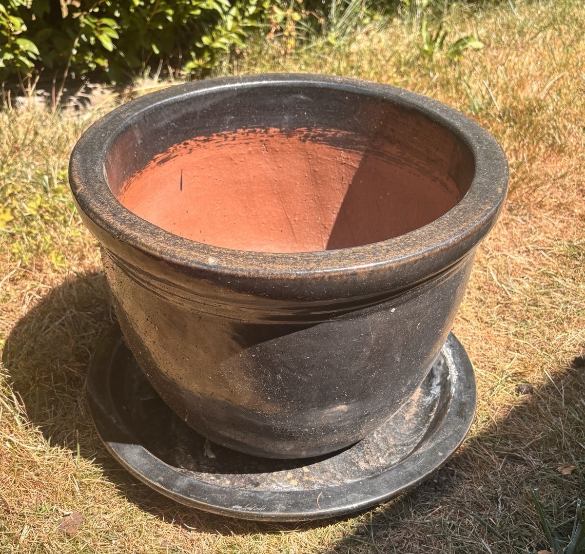 Blumentöpfe: Blumentopf mit Untersetzer dunkel, glasiert – Gebraucht aus Altendorf von stefan_7
