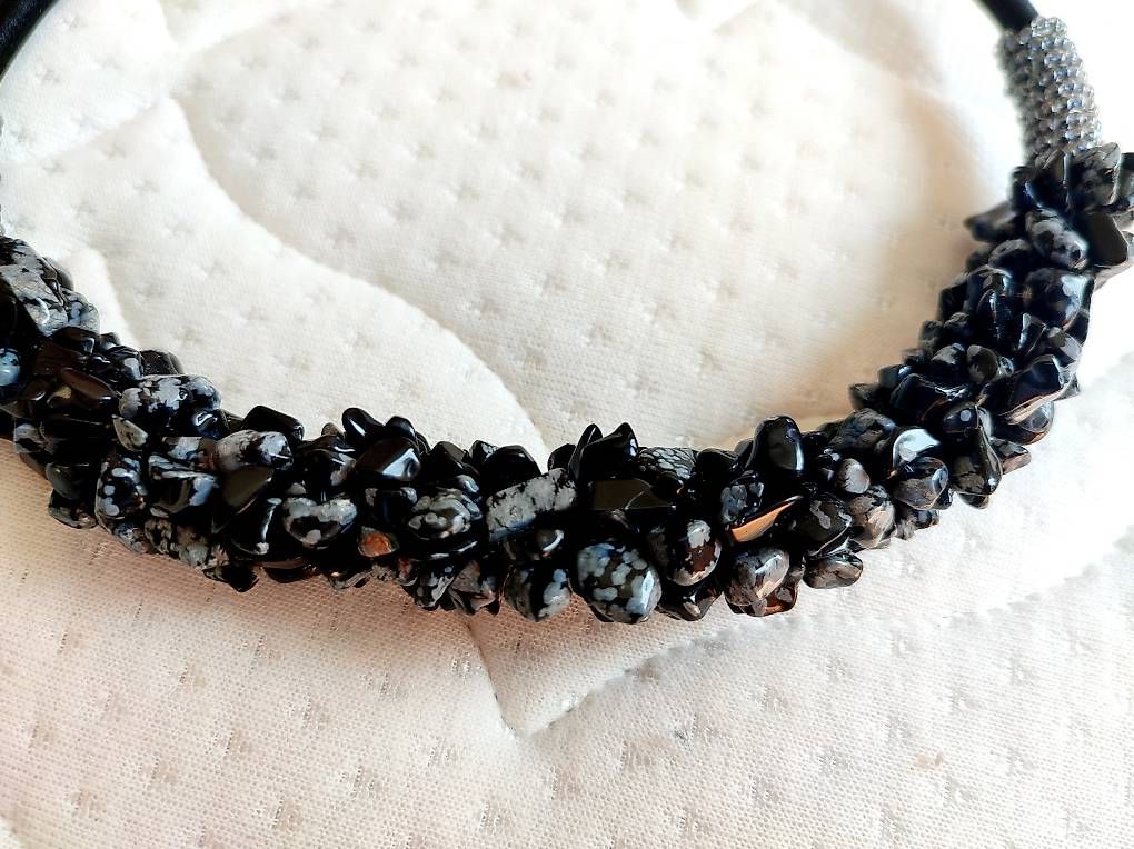 Catenine: Collier avec fragments d'obsidienne – Nuovo (secondo la descrizione) da Chamoson venduto da OkGeo 2