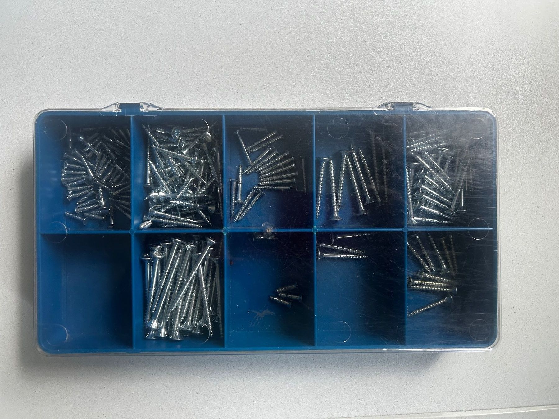 Tous les outils: Schraubenbox mit Senkholzschrauben – D'occasion à Grosshöchstetten par Frabz 2