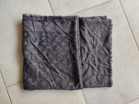 Louis Vuitton Chale