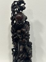 Alte dunkle Holzfigur mit Kind und gutem Kran
