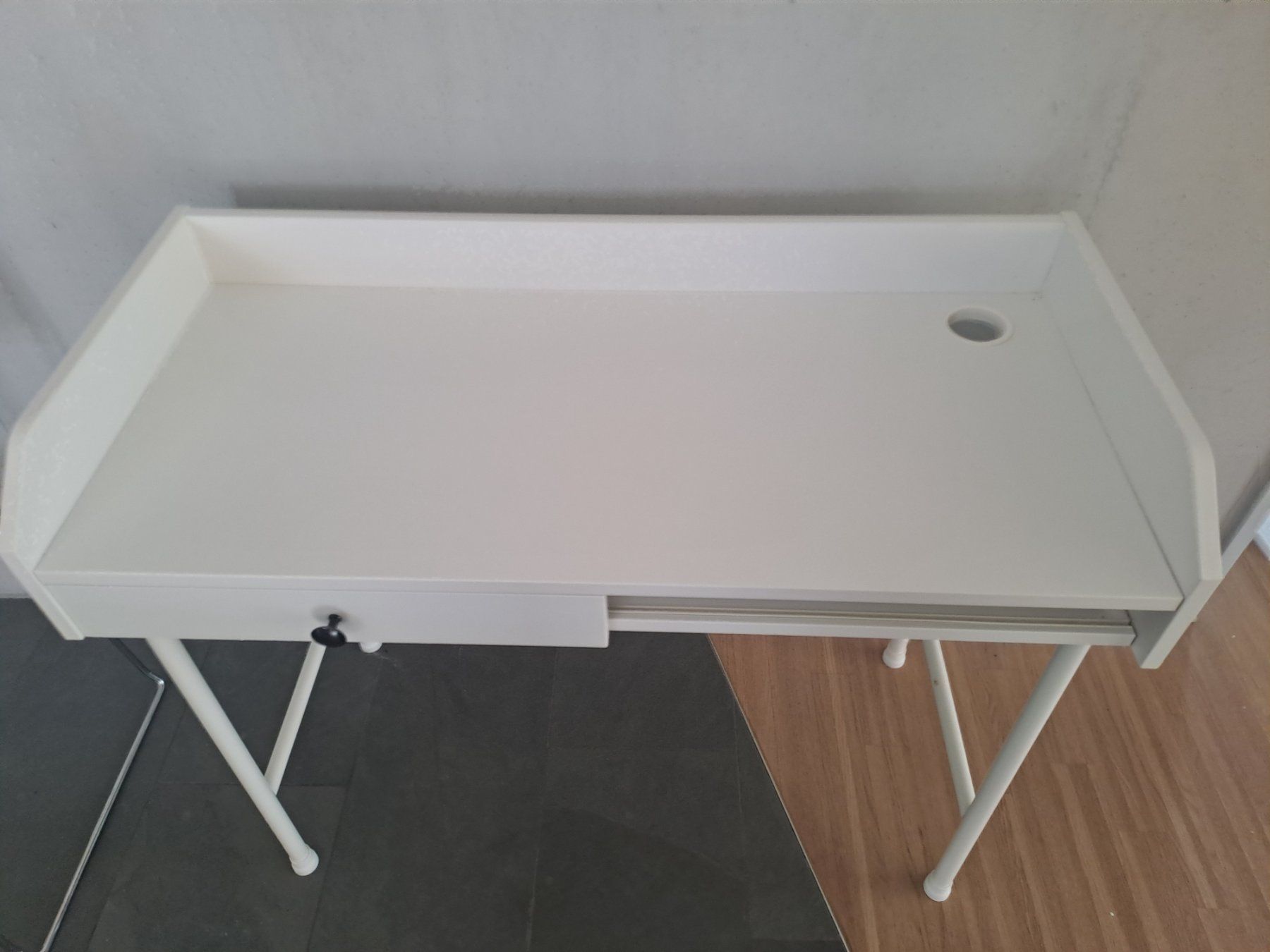 Scrivanie: IKEA HAUGA Schreibtisch/Pult – Usato da Effretikon venduto da mjumju 1