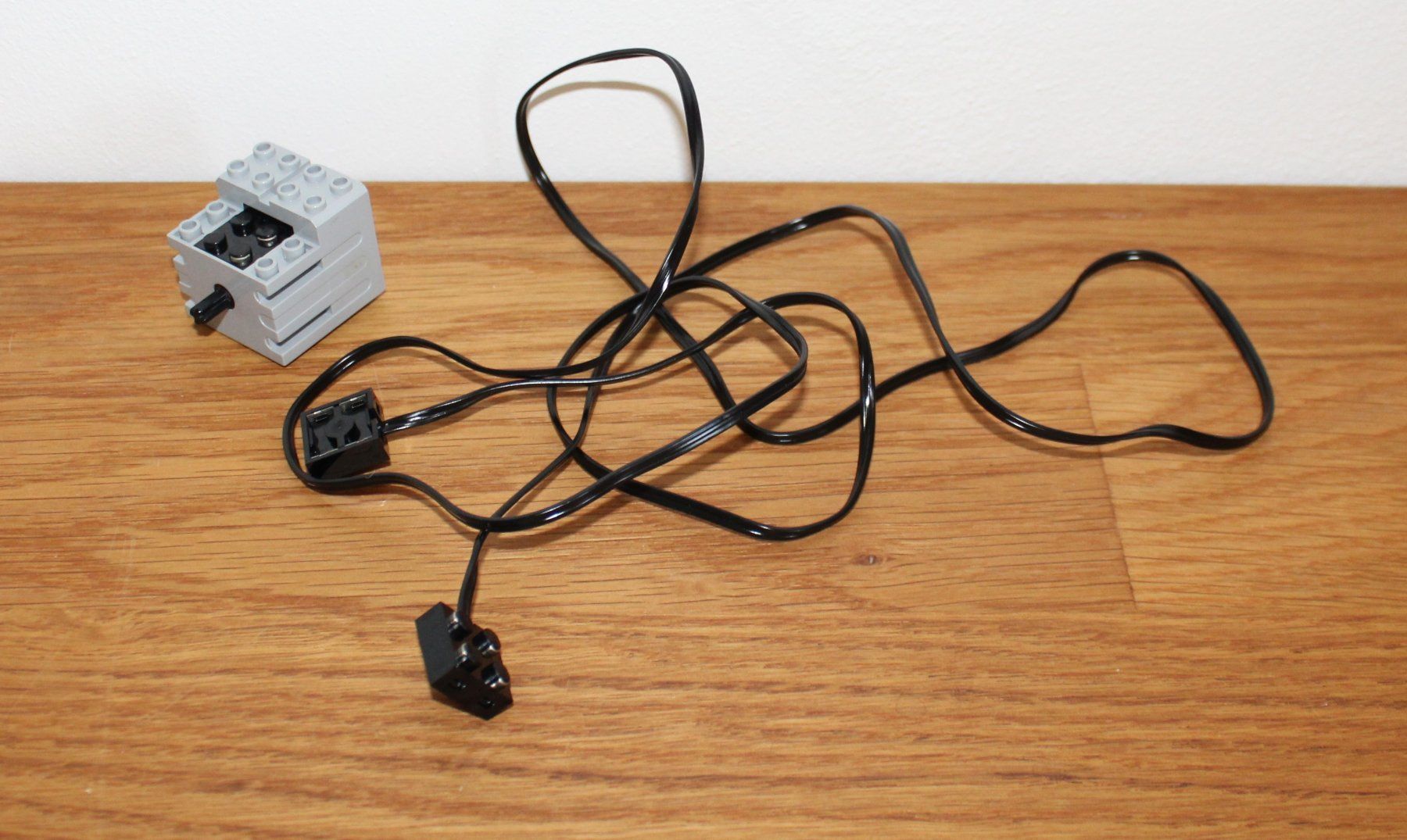 Lego Spielzeuge: Lego Motor 9V und Kabel ca. 130 cm – Gebraucht aus Istighofen von muech40
