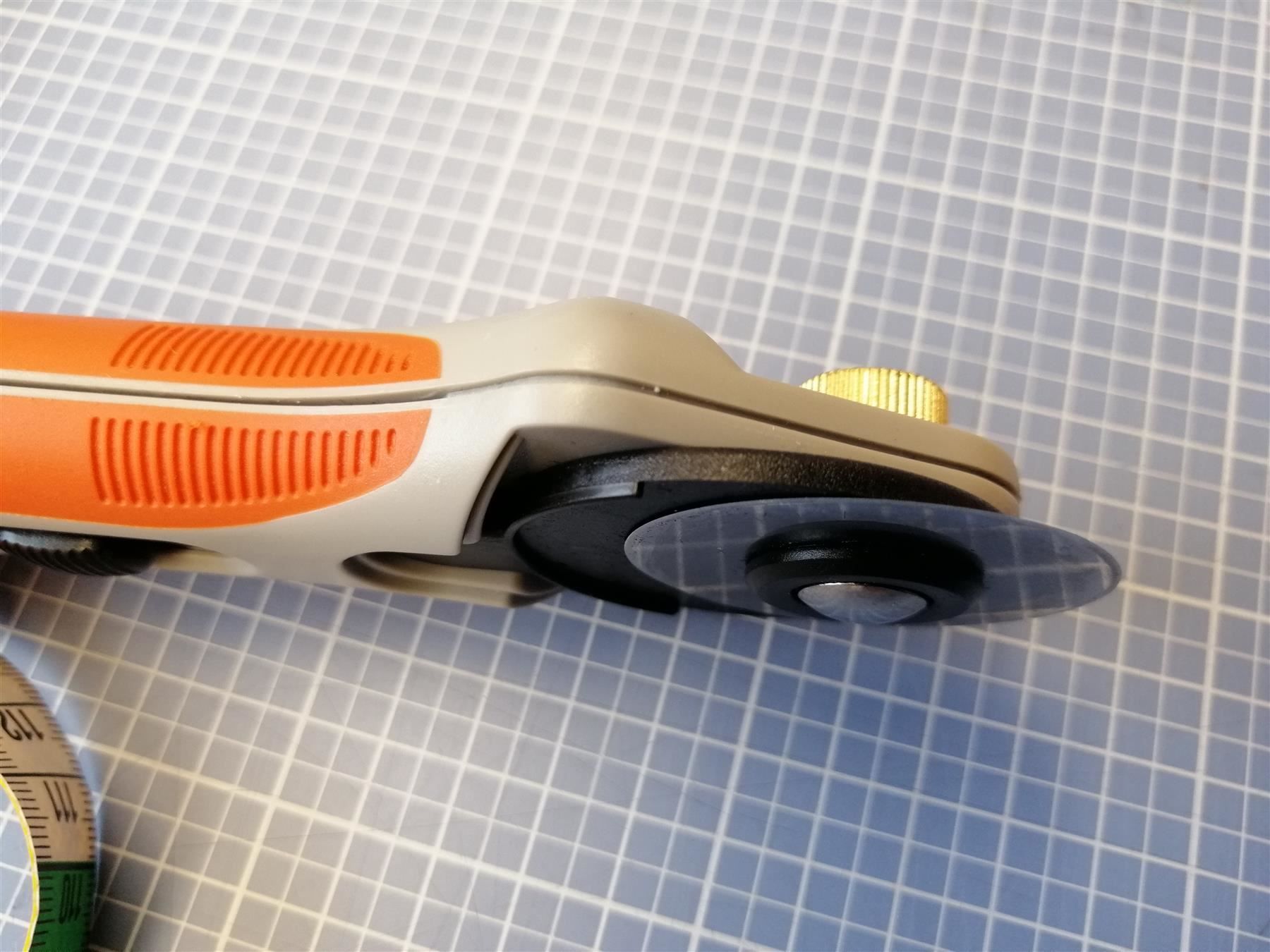 Tutti gli attrezzi: Rollschneider gross 45mm inkl. 6 Klingen – Nuovo e nell'imballaggio originale da Winterthur venduto da LederSchneiderei 3