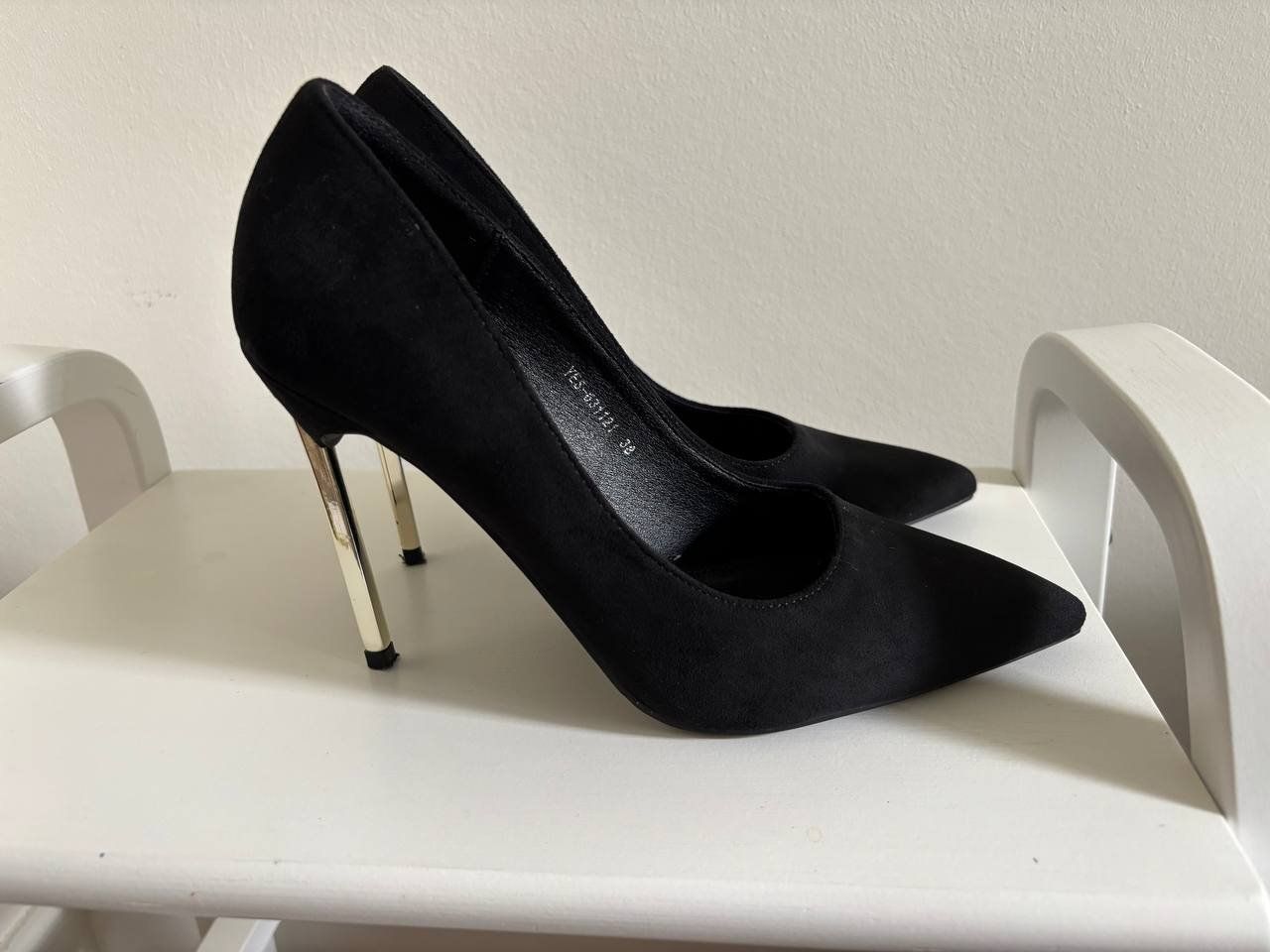 Scarpe da donna: Schwarze Wildleder Pumps – Nuovo (secondo la descrizione) da Bern venduto da ViksiBash 2