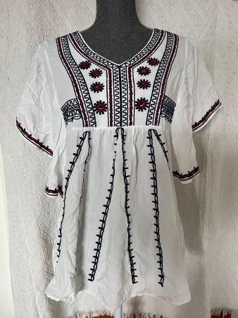 Weisses Sommer Top mit Stickerei Grösse S