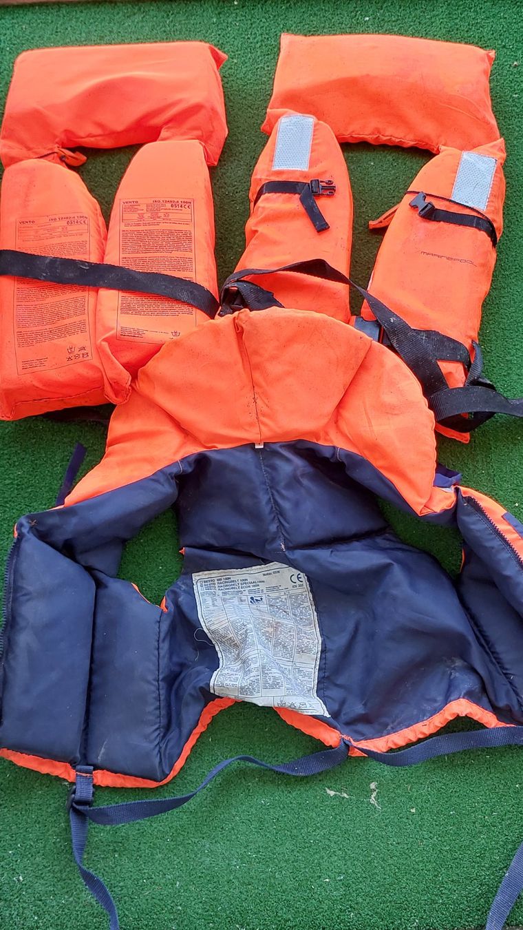 Gilets de sauvetage: Rettungswesten – D'occasion à Bollingen par Jan07