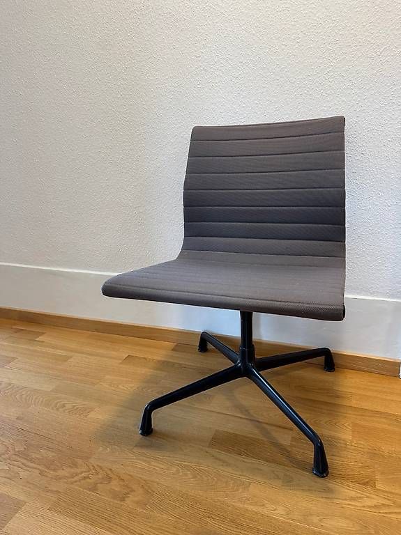 Vitra Chaises: Vitra Aluminium Chair EA 105 – D'occasion à Bern par andymiller