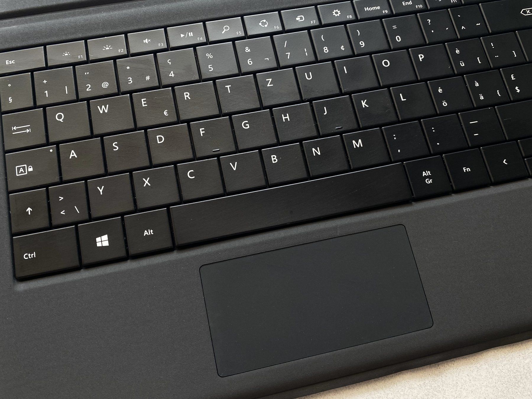 Microsoft Covers & Taschen: Microsoft Surface 3 Type Cover 1644 schwarz CH-Layout – Gebraucht aus Wetzikon ZH von BackToRetro 4