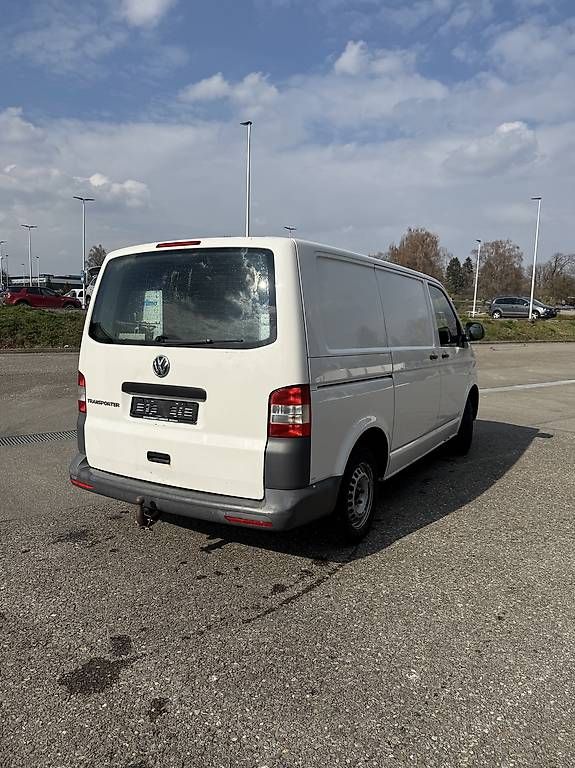 Véhicules utilitaires: VW T5 Transporter  – D'occasion à Pfäffikon par sefajali 1