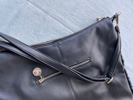 Praktische Kunstledertasche mit Metallknieten und Oekopelz