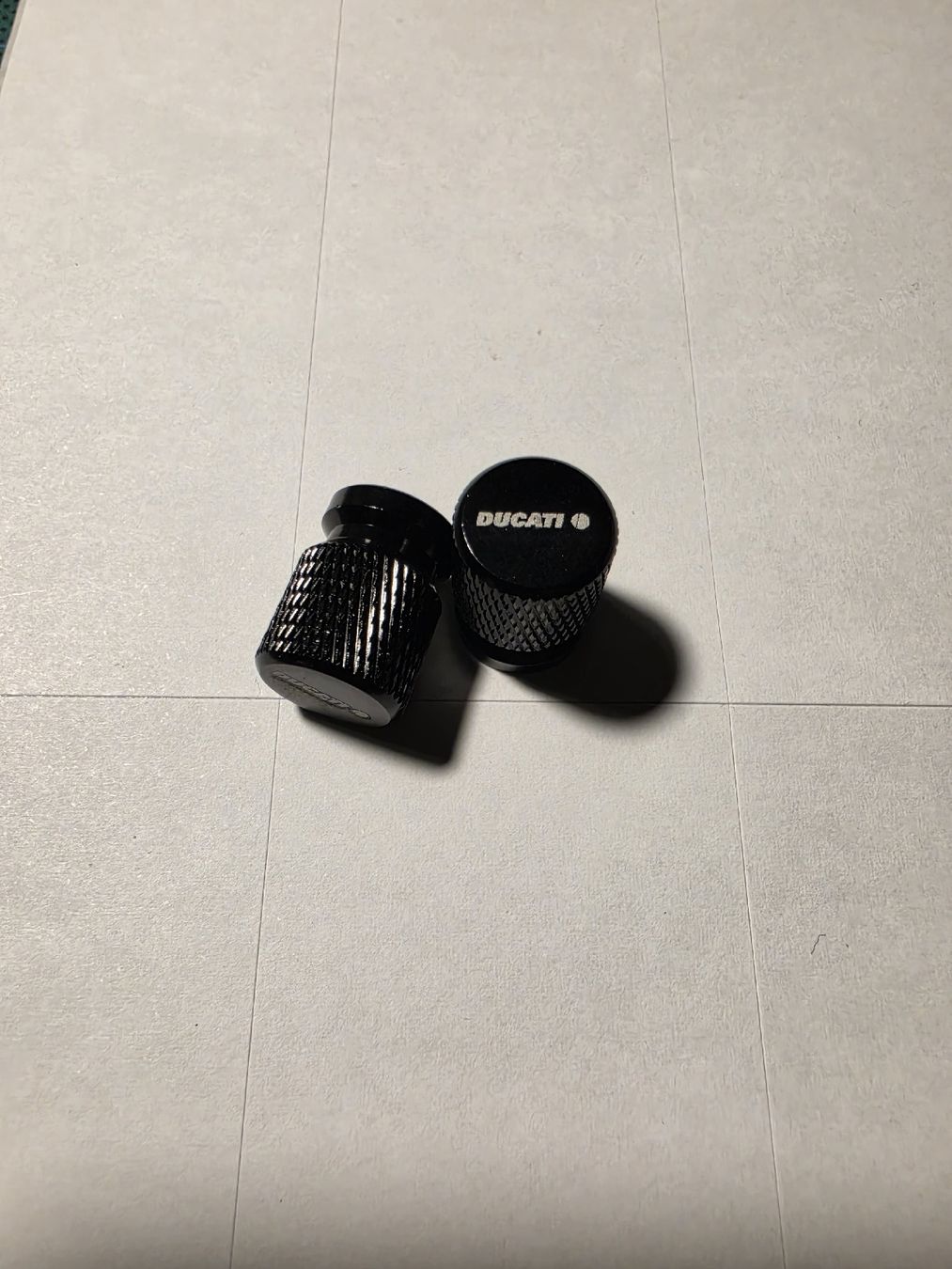 Ducati Alle Motorradersatzteile: Ventilkappen Ducati schwarz 2 Stk.  – Neu und originalverpackt aus Zürich von ZH-Vintage
