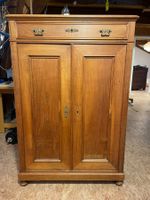 Kleiderschrank aus Holz mit Schublade