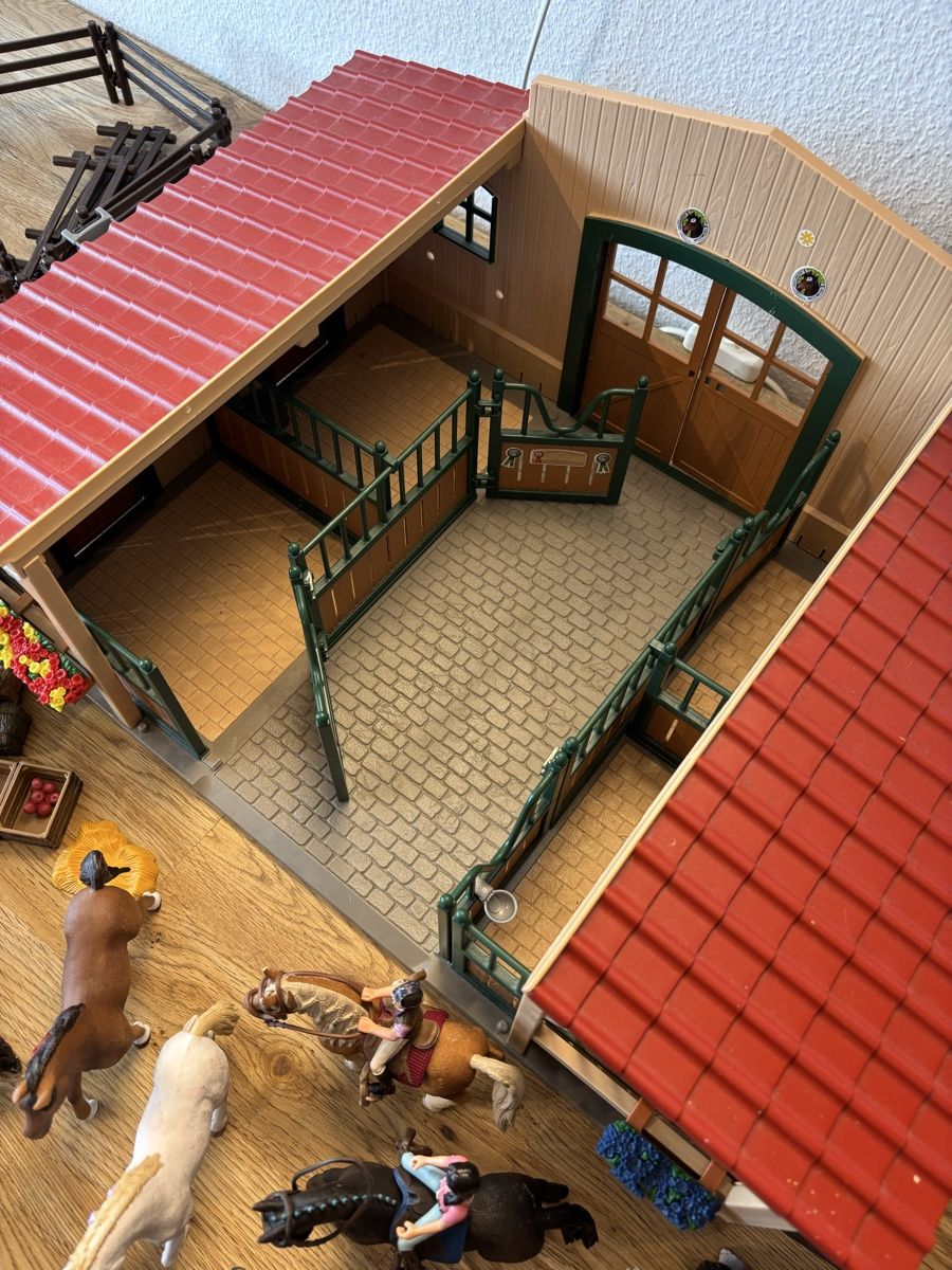 Schleich Spielzeuge: Schleich Pferdestall mit Zubehör  – Gebraucht aus Noflen BE von ManuelaMiro 5