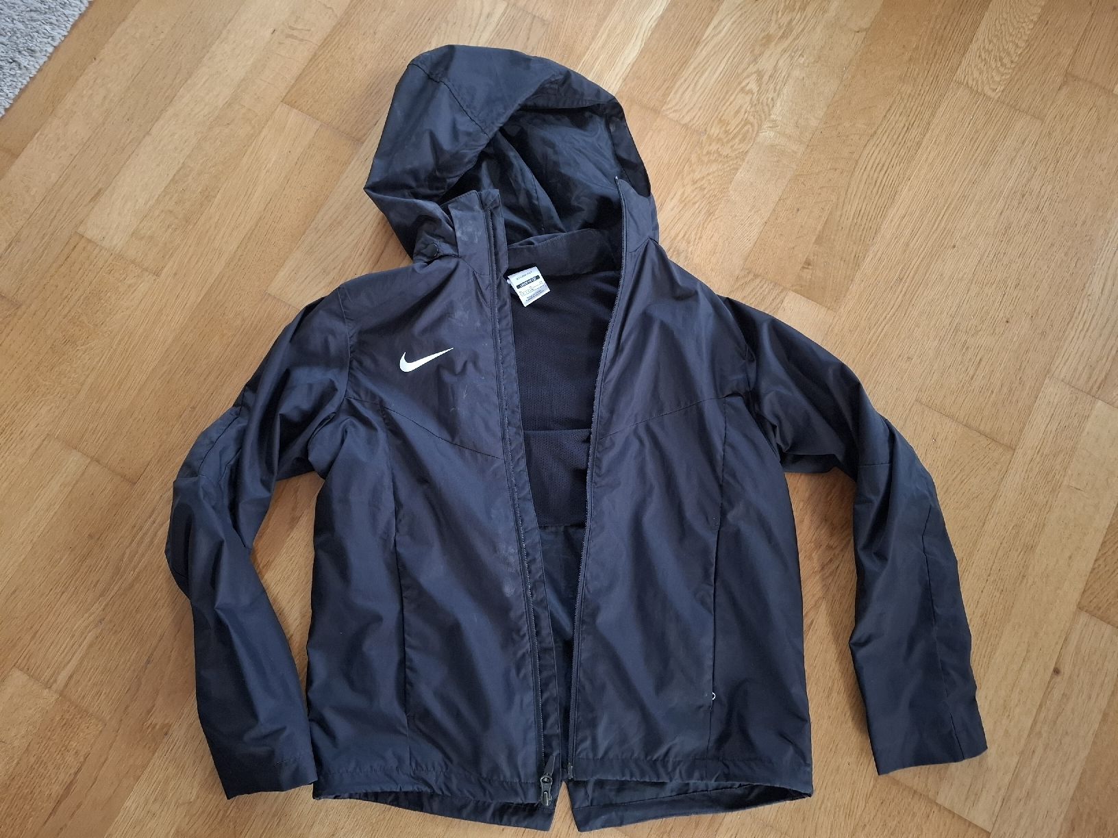 Nike Giacche & Cappotti: schwarze Nike Regenjacke – Usato da Zürich venduto da the_6wnc