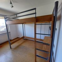 Hochbett 120x200 cm Kernbuche mit Leiter und Regalen