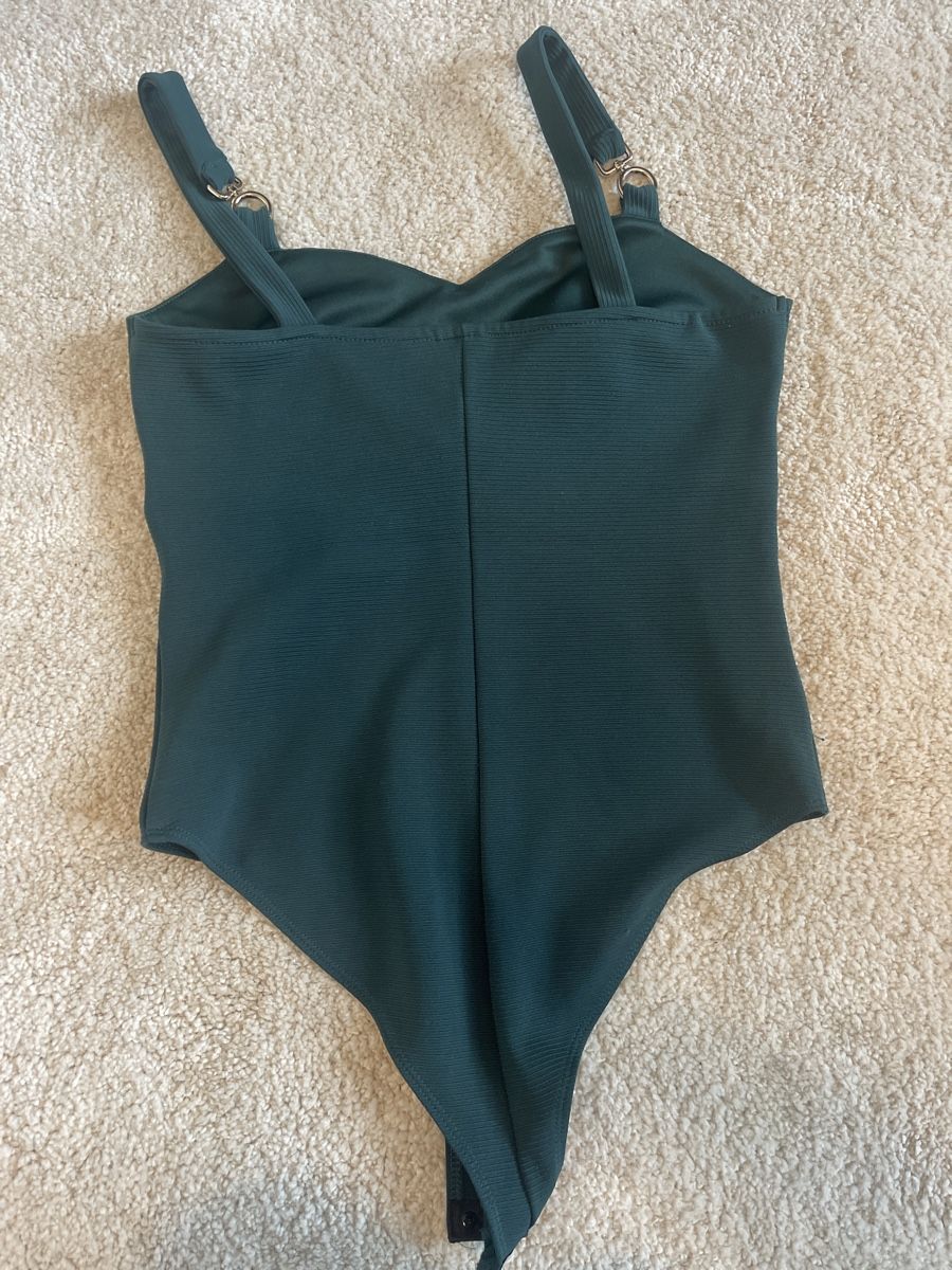 Top: River Island edler grüner Bodysuit – Usato da Zürich venduto da liz_l6f7 1