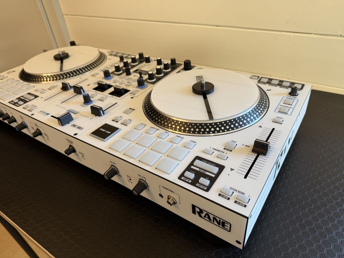 Rane Console di mixaggio: Rane One MK2 DJ Controller + Weisse Discs + Kuttin Donuts – Usato da Thayngen venduto da Karbonara 3