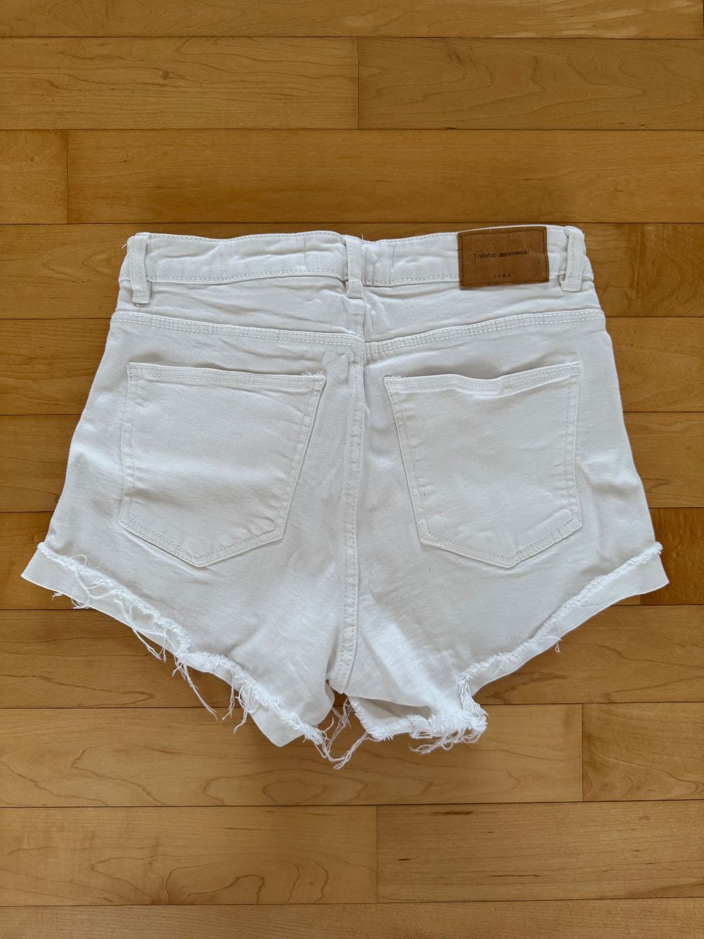 Zara Hosen: Weisse Zara Jeans Shorts – Gebraucht aus Urdorf von roses202 1
