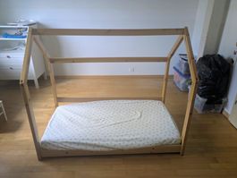 Lit cabane enfant avec matelas 70x140 cm - en très bon état