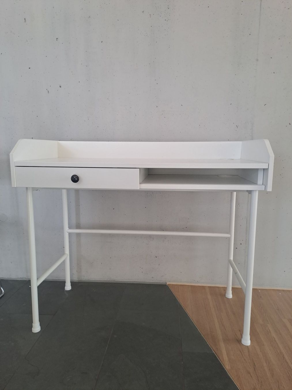 Scrivanie: IKEA HAUGA Schreibtisch/Pult – Usato da Effretikon venduto da mjumju