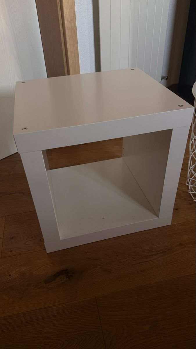 Tables de nuit: Beistelltisch weiss - Ikea – D'occasion à Wetzikon ZH par ab_p22j