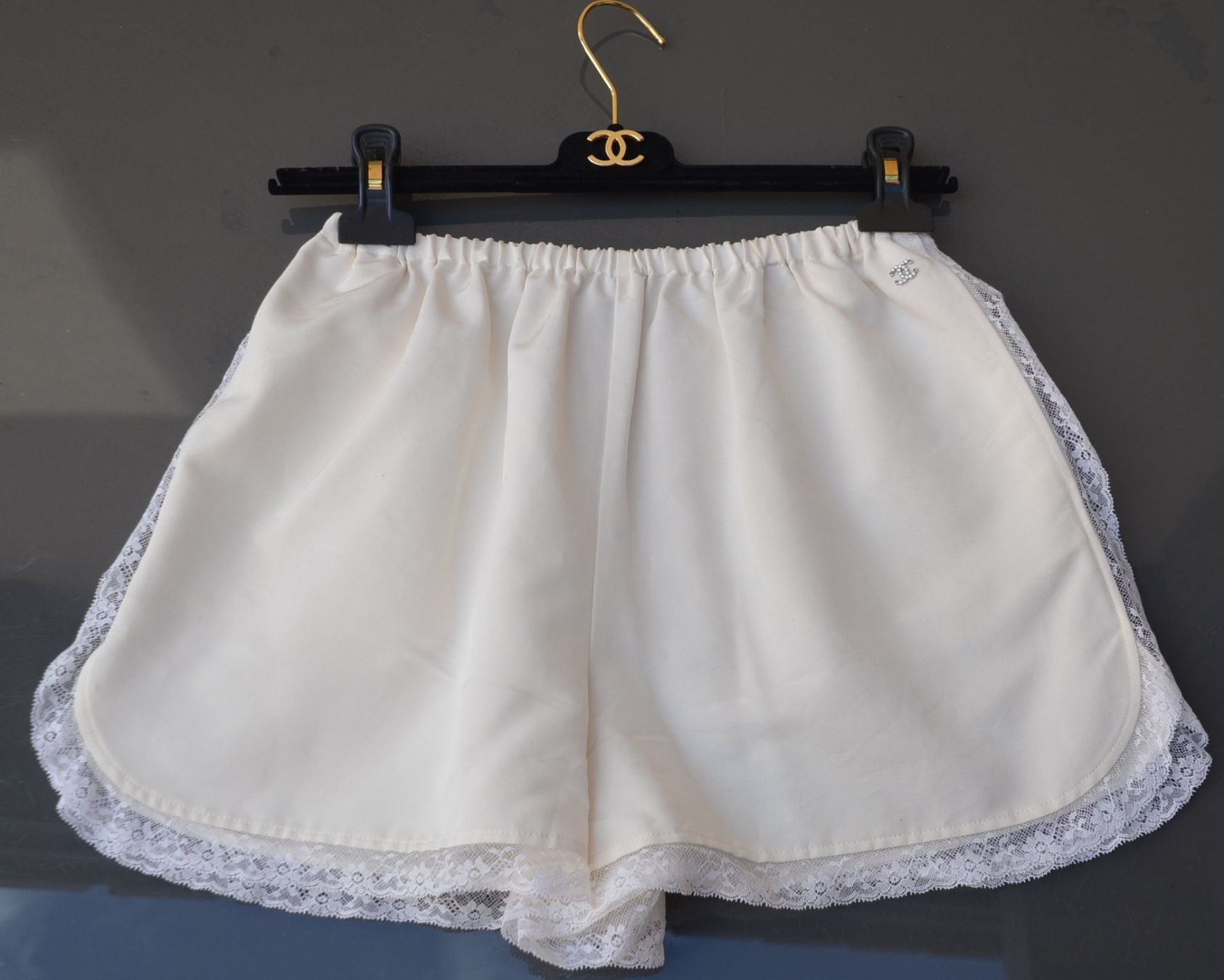 Chanel Pantaloni: Chanel Shorts .36 – Usato da Collonges venduto da Auganien